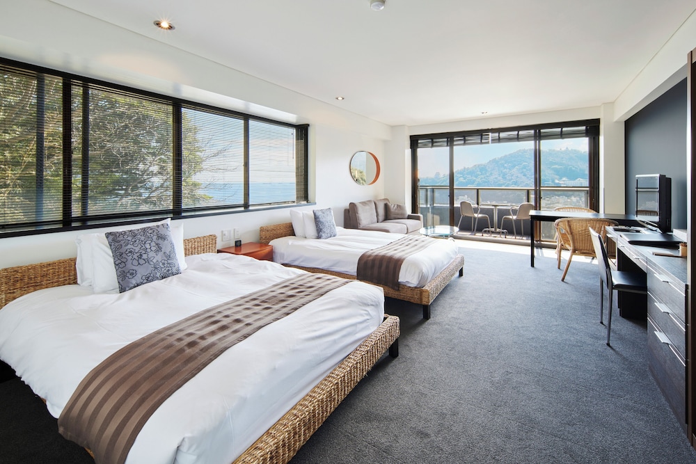 絶景 オーシャンビューモダンコーナーツイン 禁煙 (43sqm) 客室1 | リラックスリゾートホテル