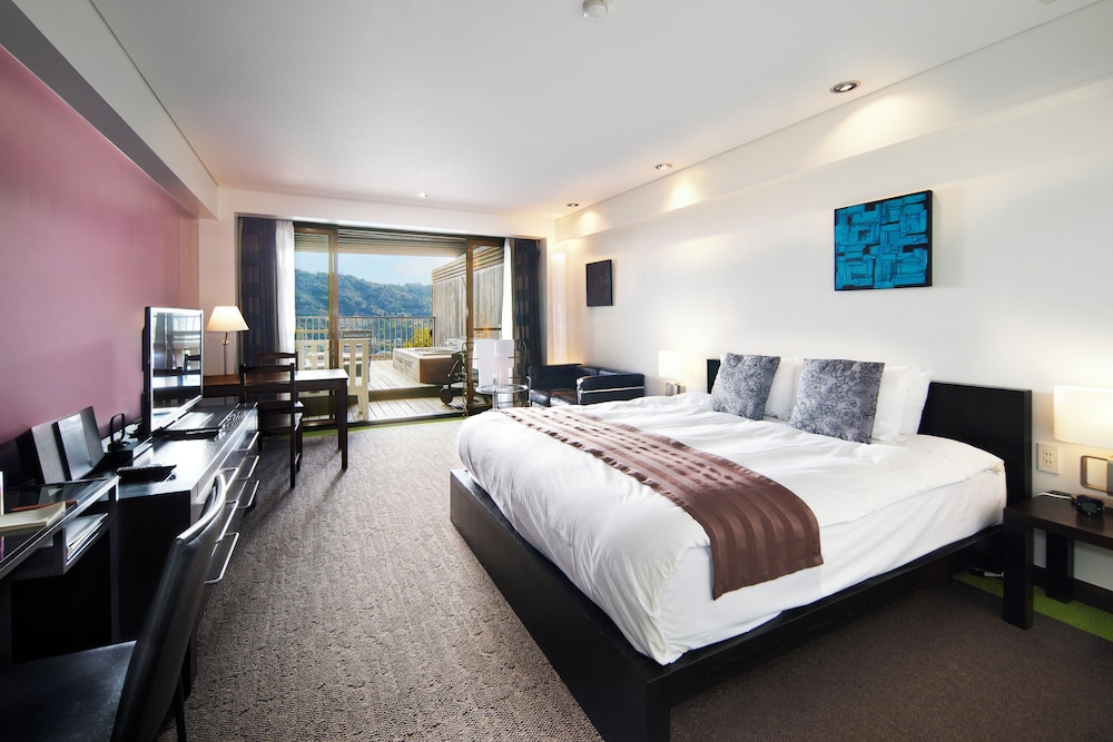 露天風呂付モダンダブル 禁煙 (58sqm) 客室1 | リラックスリゾートホテル