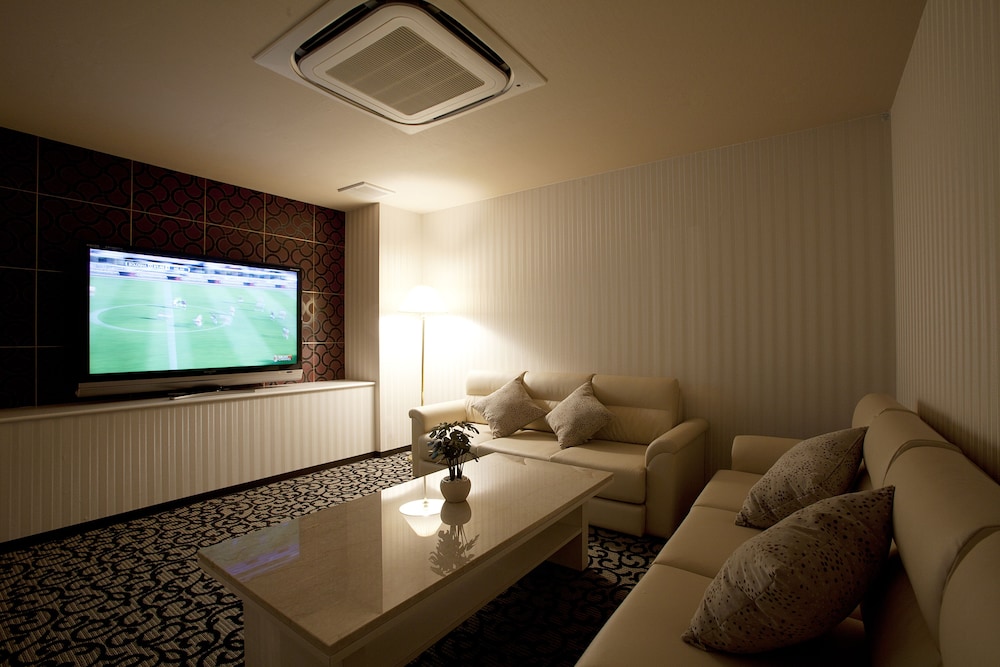 スイート リビングルーム0 | ホテルアルファ京都 - アダルト オンリー