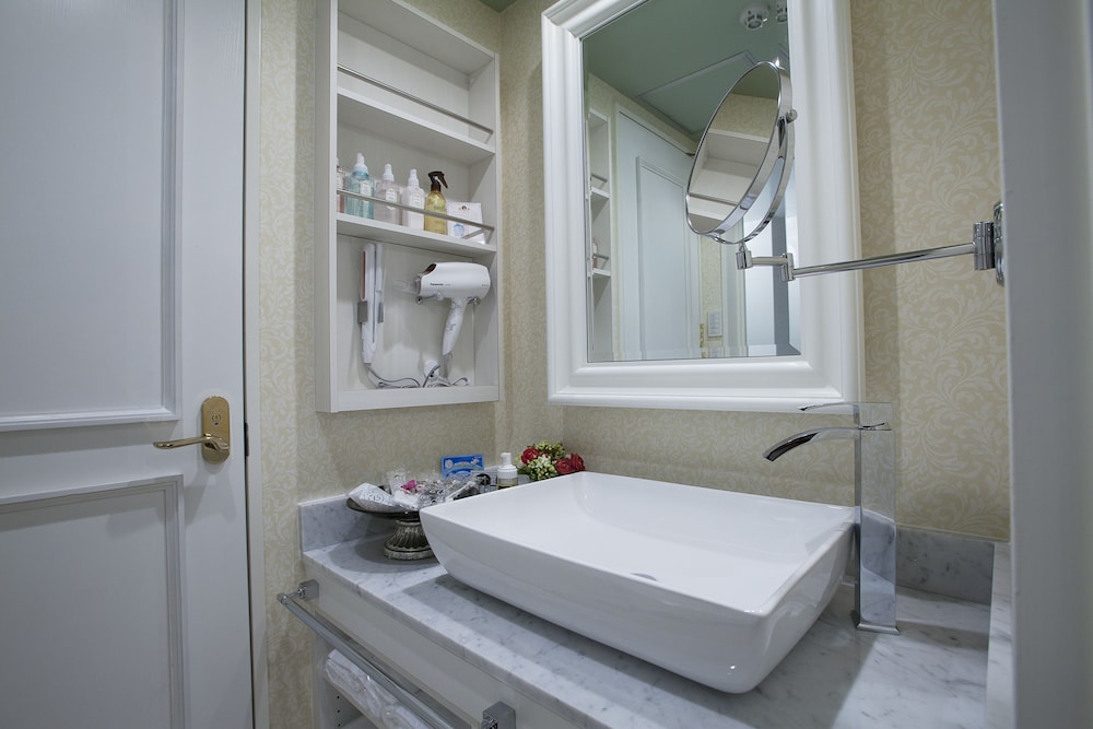 デラックス ルーム バスルームのシンク1 | ホテルアルファ京都 - アダルト オンリー