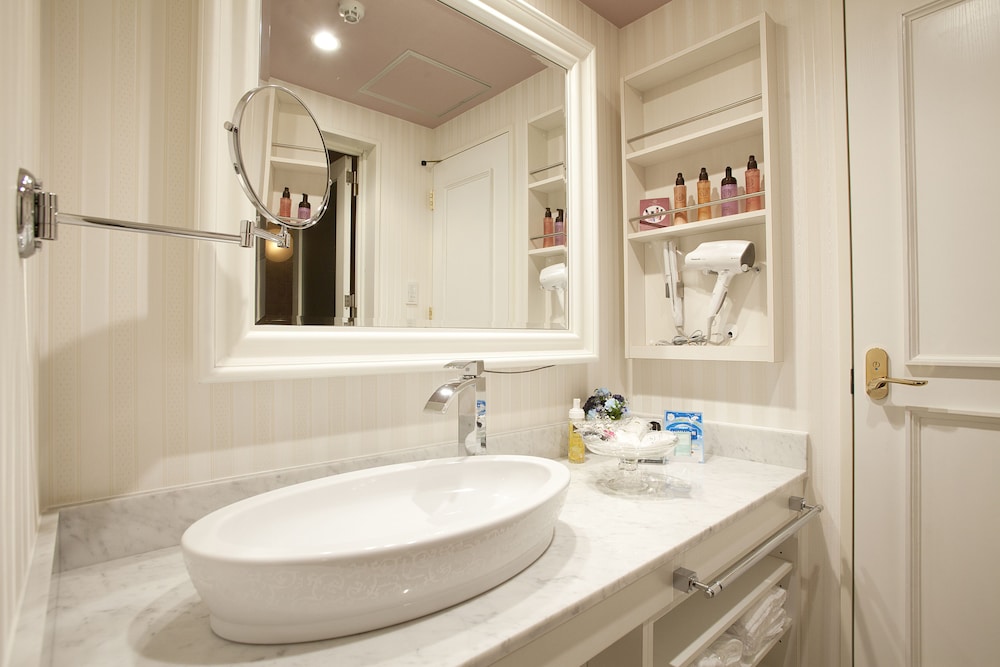 デラックス ルーム バスルームのシンク2 | ホテルアルファ京都 - アダルト オンリー