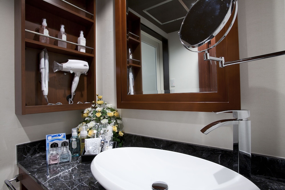 スイート バスルームのシンク1 | ホテルアルファ京都 - アダルト オンリー