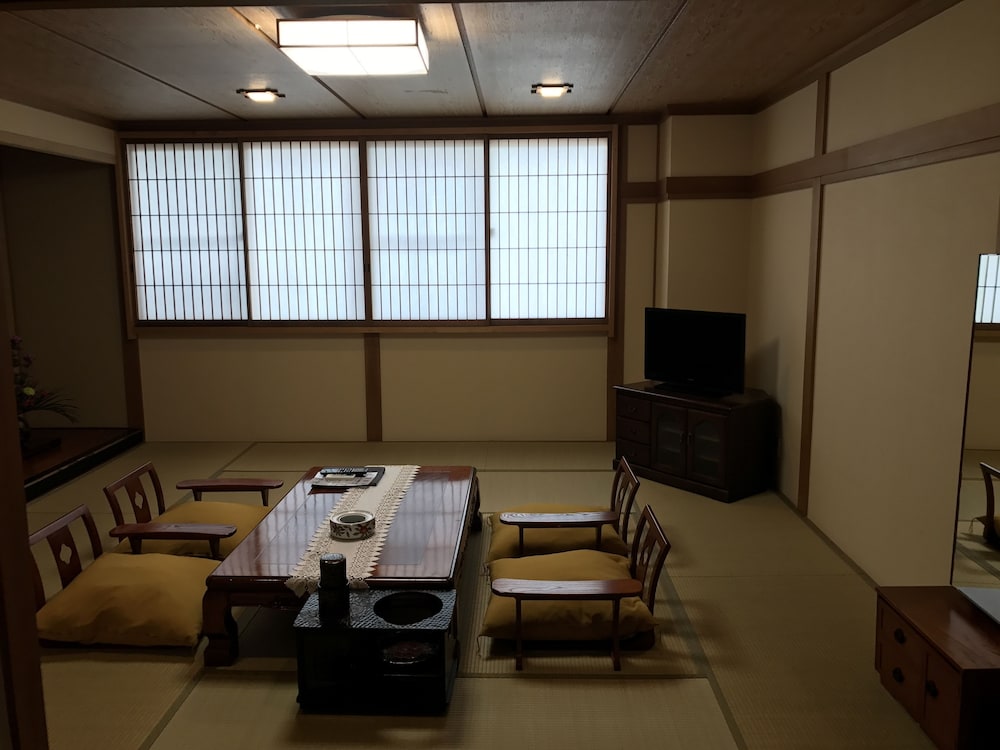 和室　一泊二食つき（夕食：すき焼き） 客室内のダイニングエリア0 | 喜びの宿 高松