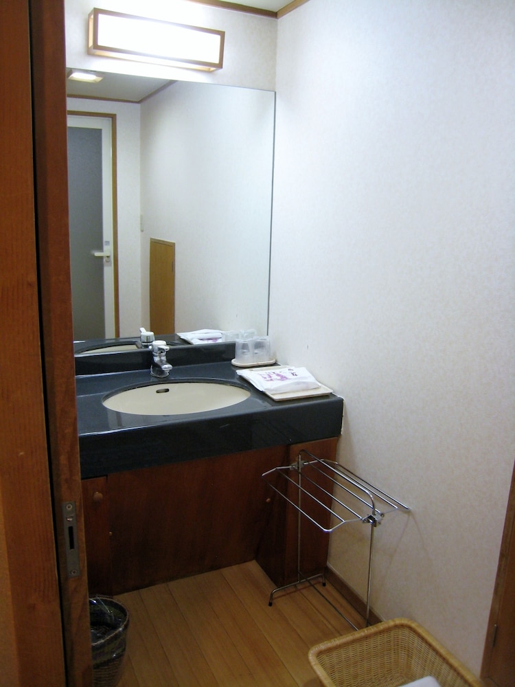 和室　一泊二食つき（夕食：すき焼き） バスルームのシンク0 | 喜びの宿 高松