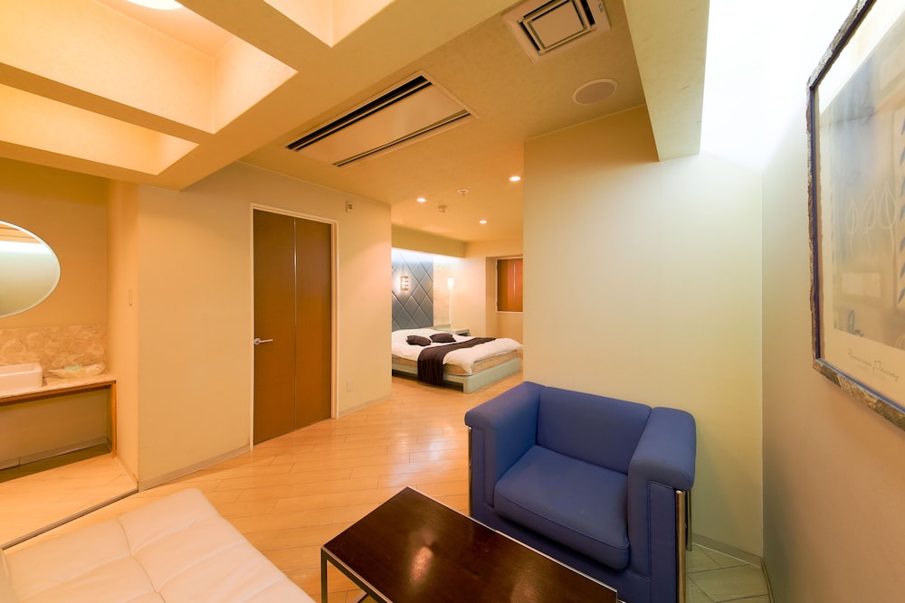 4 人部屋 禁煙 客室1 | ホテル パブリックジャム