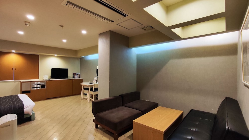 4 人部屋 喫煙可 客室1 | ホテル パブリックジャム