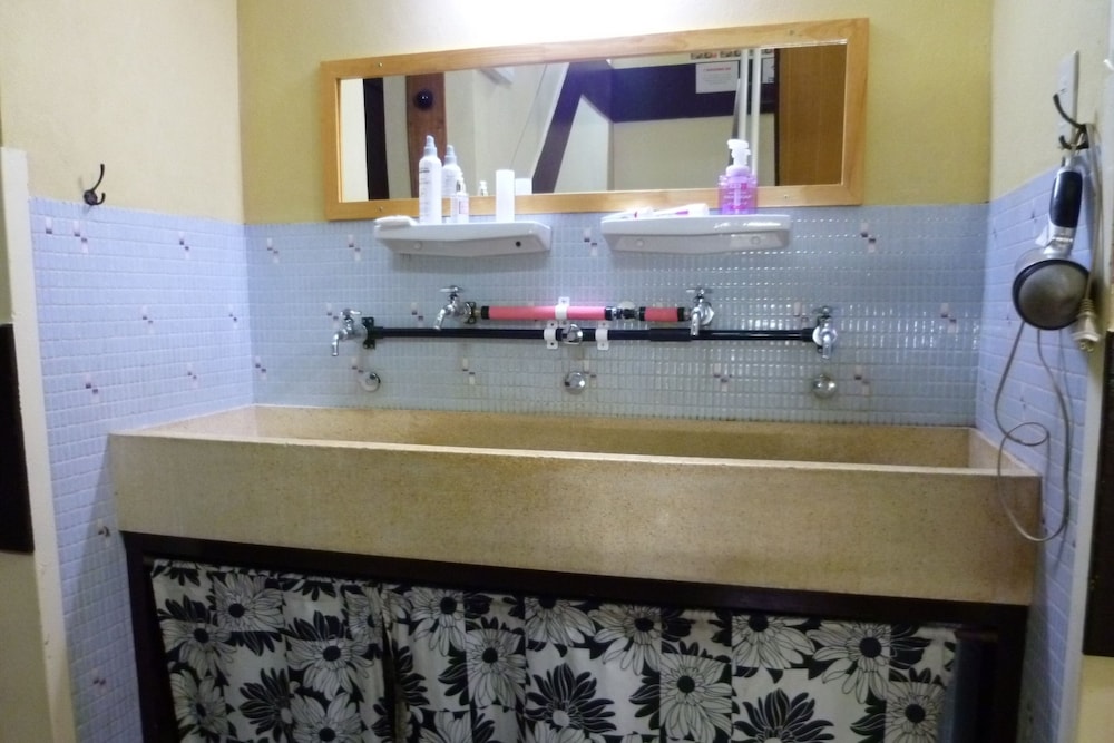 エコノミー ツインルーム 禁煙 バスルームのシンク0 | ゲストハウス団欒