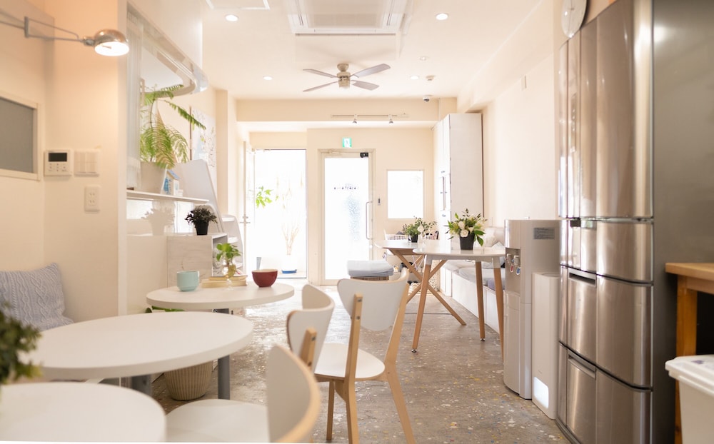 4 人部屋 共用バスルーム リビング エリア0 | カサブランカ ゲストハウス