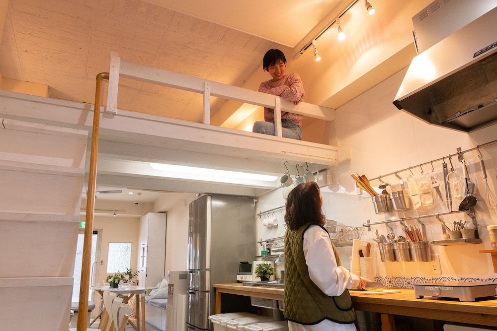 4 人部屋 共用バスルーム リビング エリア3 | カサブランカ ゲストハウス