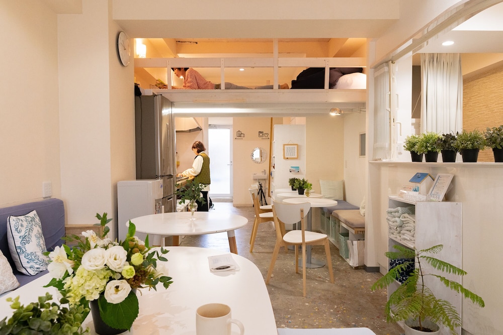 4 人部屋 共用バスルーム リビング エリア2 | カサブランカ ゲストハウス