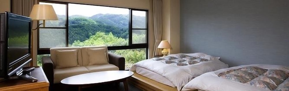 湖を眼下に見る洋室ツイン 禁煙 客室2 | 青蓮寺レークホテル