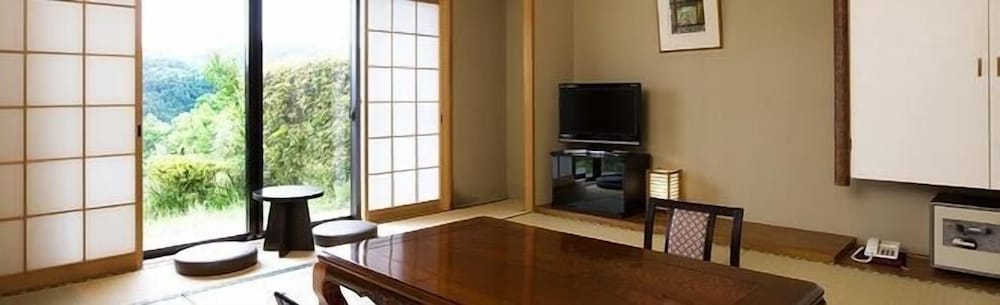 自然を満喫できる和室10畳 禁煙 客室1 | 青蓮寺レークホテル