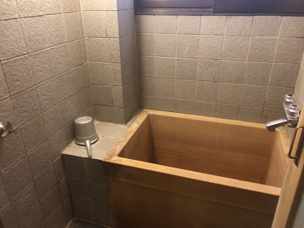 和室 4人部屋 深めの浴槽0 | ホテル江戸屋