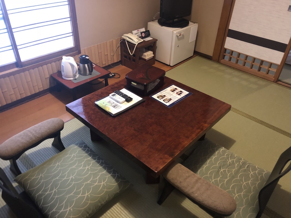 和室 デラックス ツインルーム リビングルーム0 | ホテル江戸屋