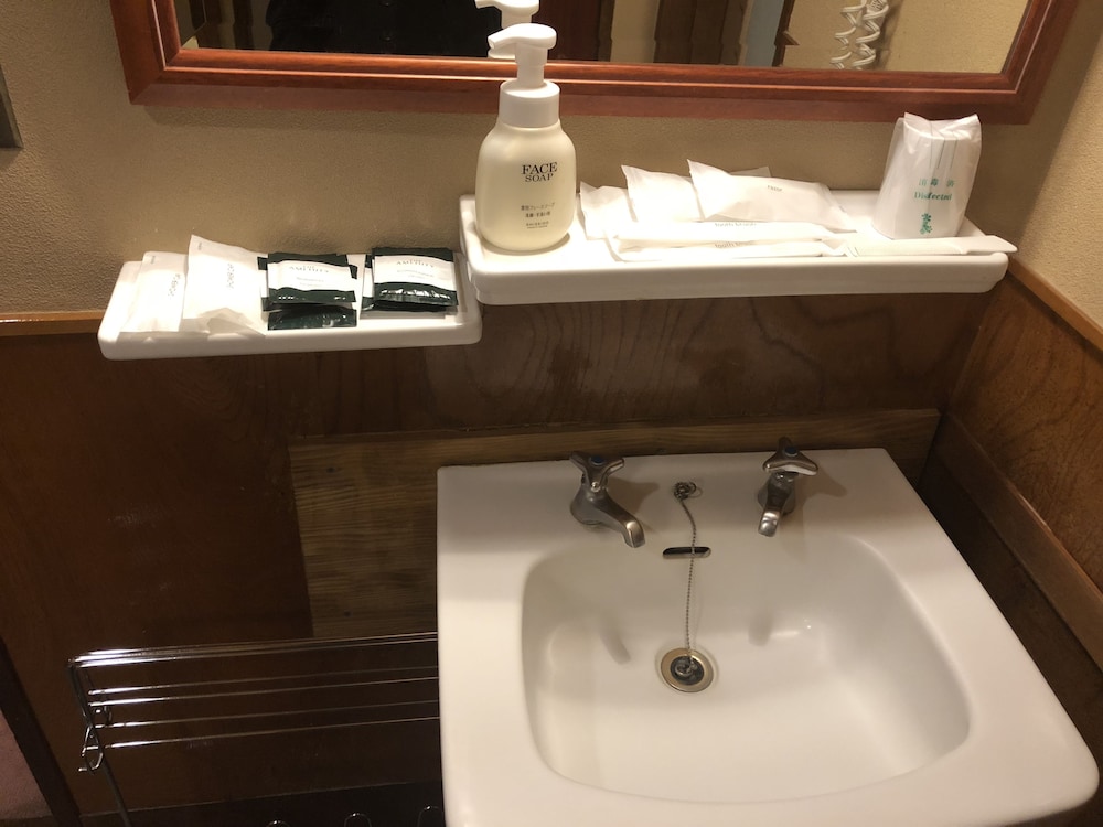 和室 4人部屋 バスルームのシンク0 | ホテル江戸屋