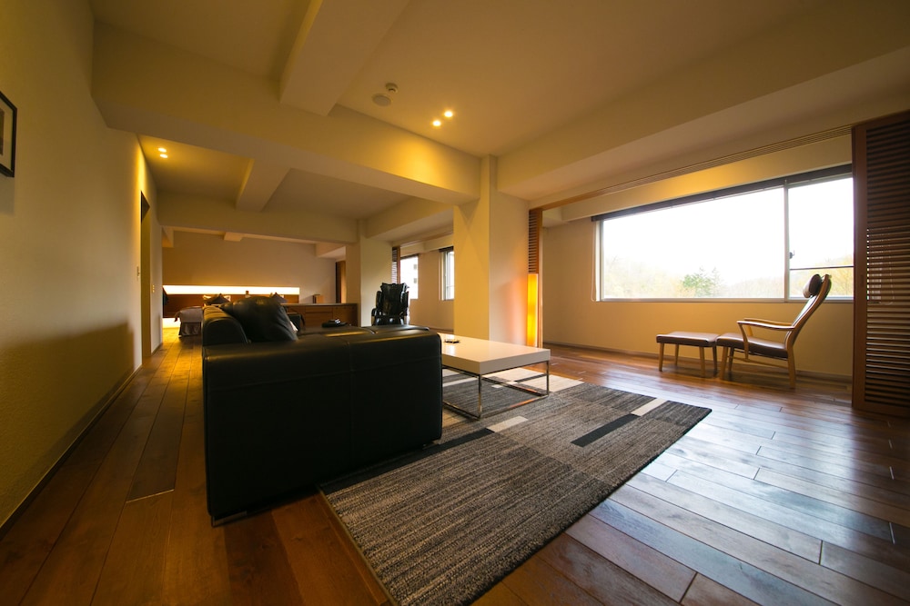 ラグジュアリースイートツイン 喫煙可 (大人限定)【1名利用不可】 リビング エリア1 | 望楼NOGUCHI登別 <大人限定>