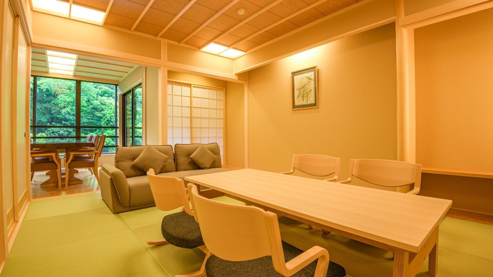 [渓流眺望] サウナ＆源泉露天風呂付特別室 (2023年新登場) 客室内のダイニングエリア0 | 山中温泉 白鷺湯たわらや