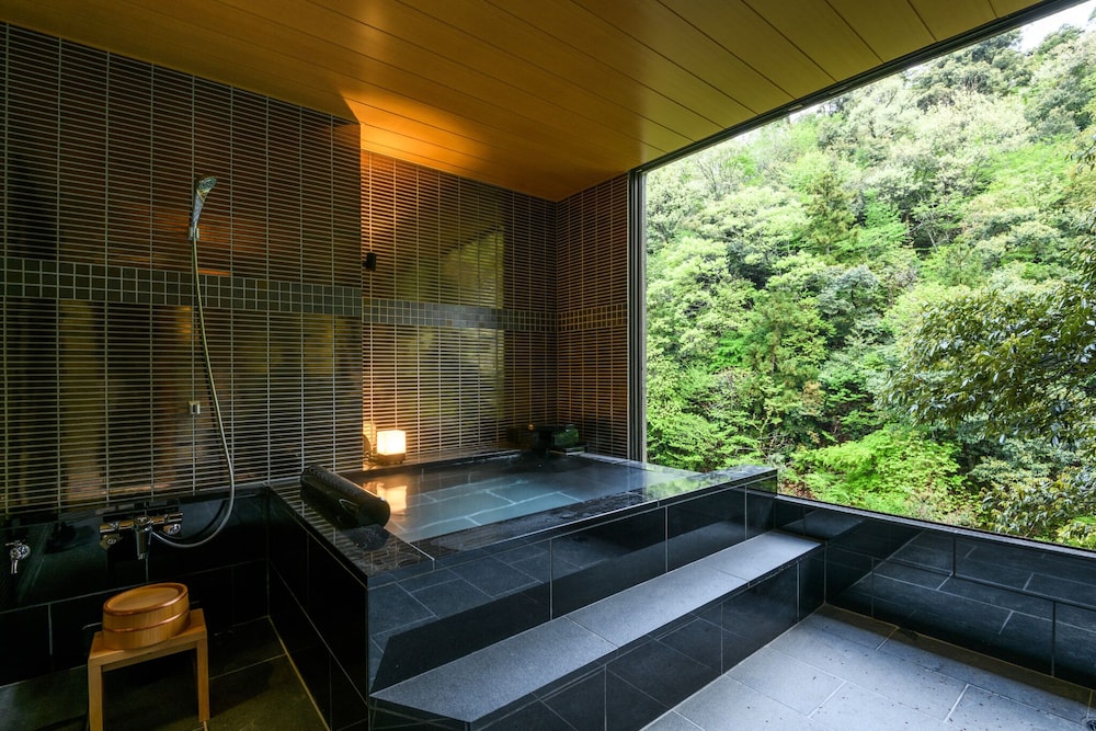 [渓流眺望] サウナ＆源泉露天風呂付特別室 (2023年新登場) バスルーム1 | 山中温泉 白鷺湯たわらや