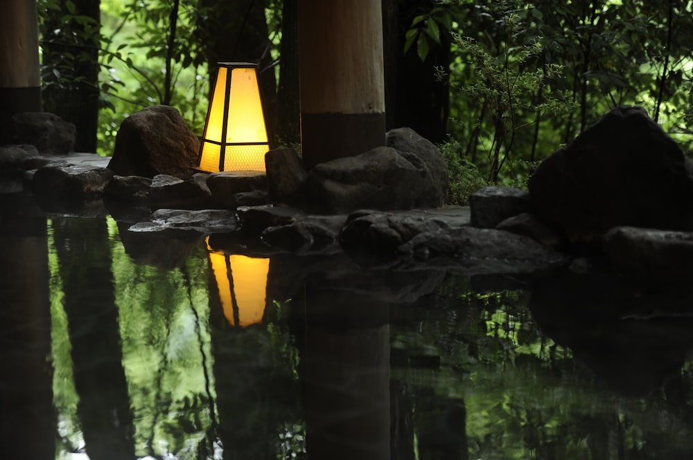 [山側眺望] 純和風客室 (和室12.5畳) (スタンダード) バスルーム0 | 山中温泉 白鷺湯たわらや