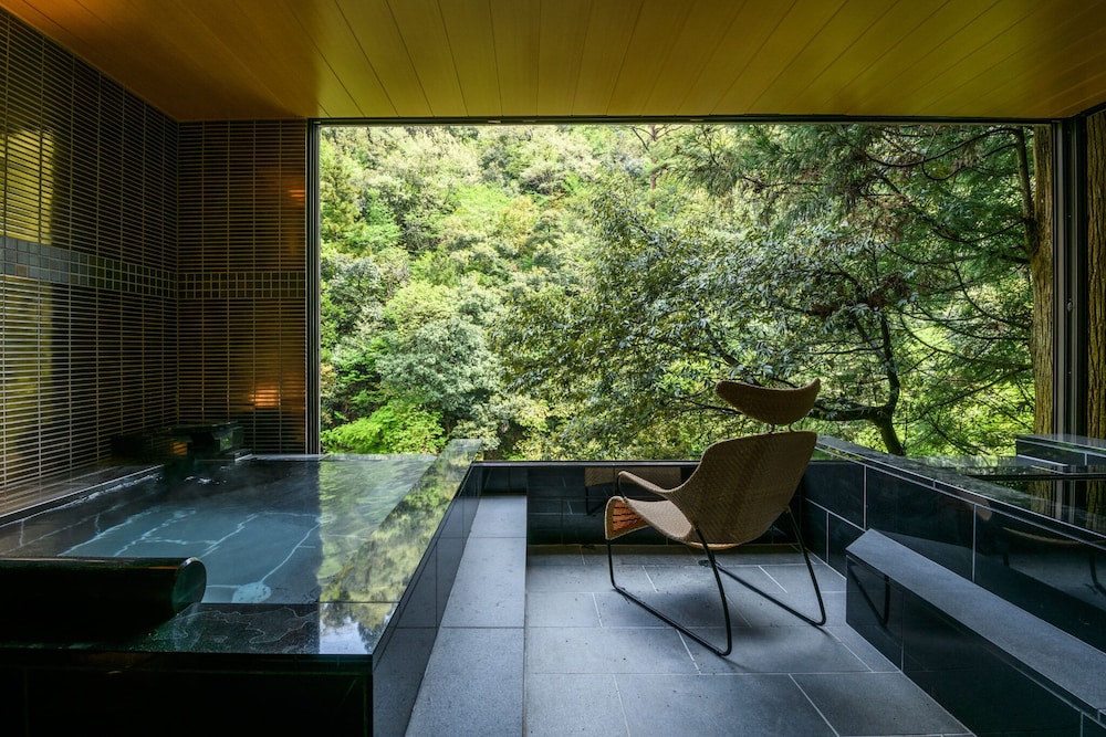 [渓流眺望] サウナ＆源泉露天風呂付特別室 (2023年新登場) バルコニーからの眺望0 | 山中温泉 白鷺湯たわらや