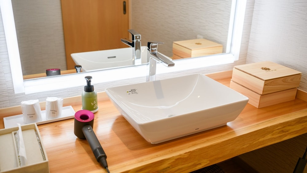 [渓流眺望]サウナ＆源泉露天風呂付き洋室ツイン(2025年誕生) バスルーム0 | 山中温泉 白鷺湯たわらや