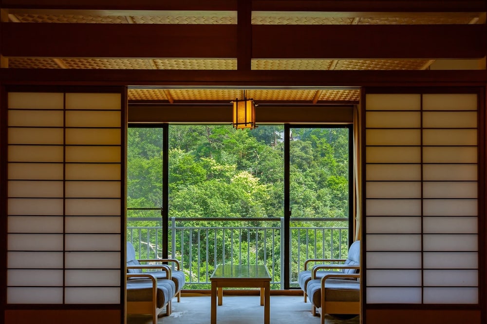[山側眺望] 純和風客室 (和室12.5畳) (スタンダード) 客室1 | 山中温泉 白鷺湯たわらや