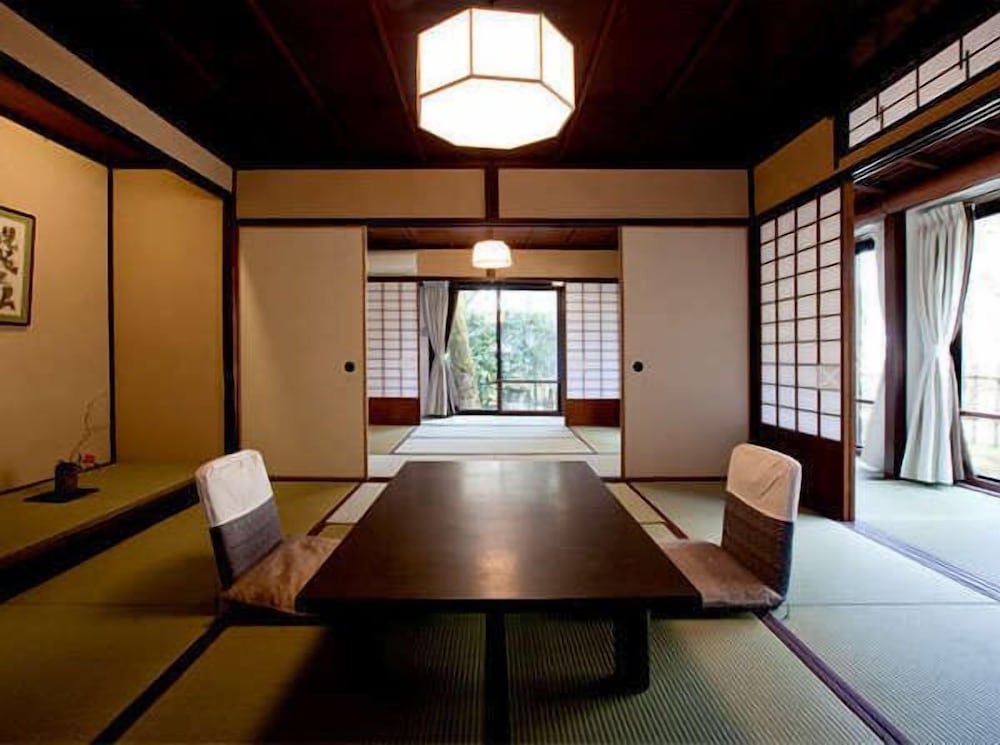 和室　デラックス　角部屋　2人部屋　専用トイレ付　ガーデンビュー　（梅） リビング エリア0 | 深谷温泉 元湯石屋