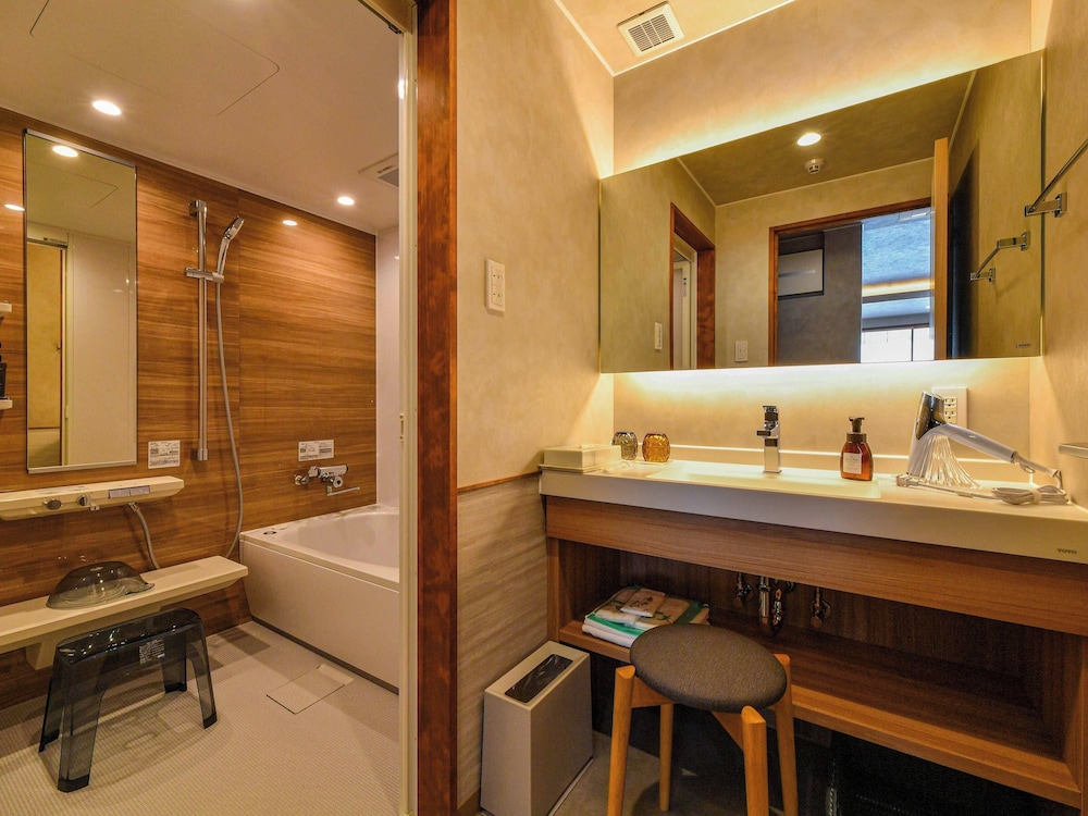 【和モダンルーム】ツイン　ダブルベッド×2台［44平米］禁煙 客室13 | 北陸 福井 あわら温泉 美松