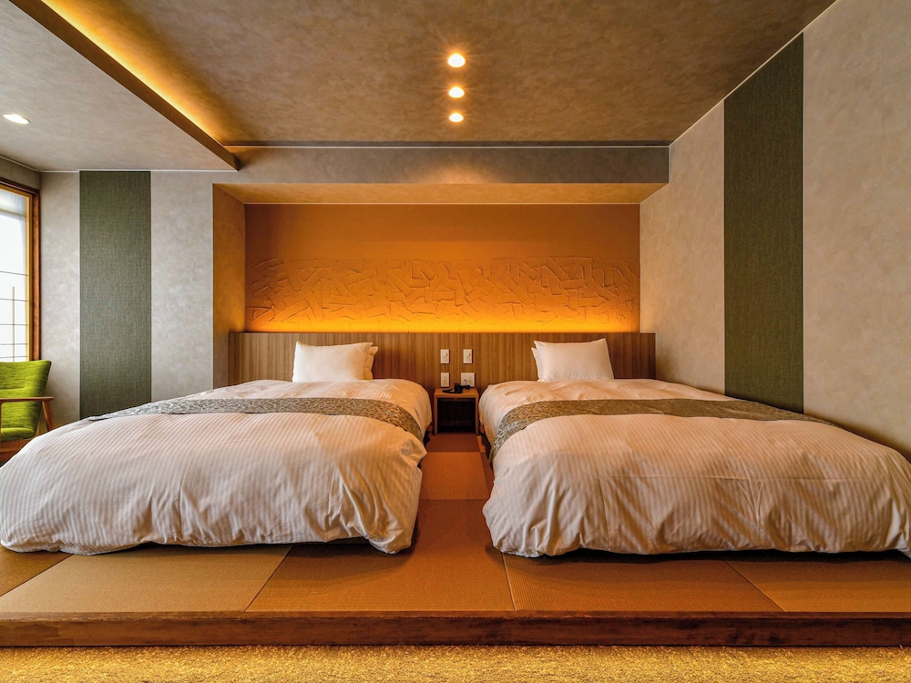 【和モダンルーム】ツイン　ダブルベッド×2台［44平米］禁煙 客室19 | 北陸 福井 あわら温泉 美松