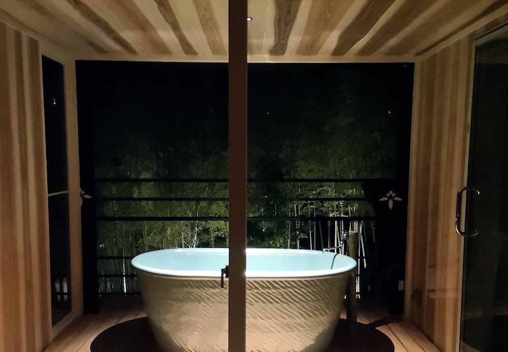 露天風呂付き客室<竹の音> バスルーム1 | たつた旅館