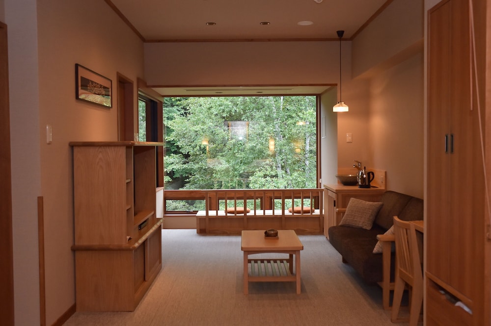 ツイン A 禁煙 【リバービュー】（プライベート温泉付） リビング エリア0 | ラビスタ阿寒川 - 大人限定