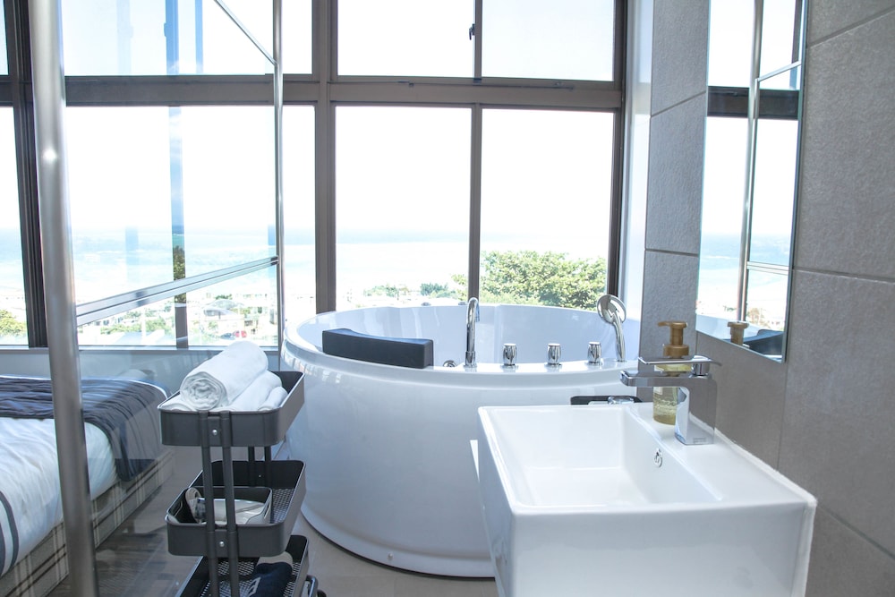 オーシャンビューコンドミニアム2階　ジャグジー付き R005 バスルームのシンク0 | FIRST STREET 沖縄 読谷村オーシャンズ