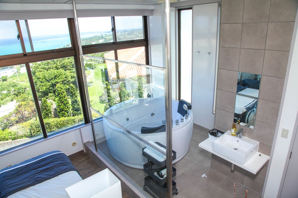 オーシャンビューコンドミニアム2階　ジャグジー付き R005 バスルーム1 | FIRST STREET 沖縄 読谷村オーシャンズ