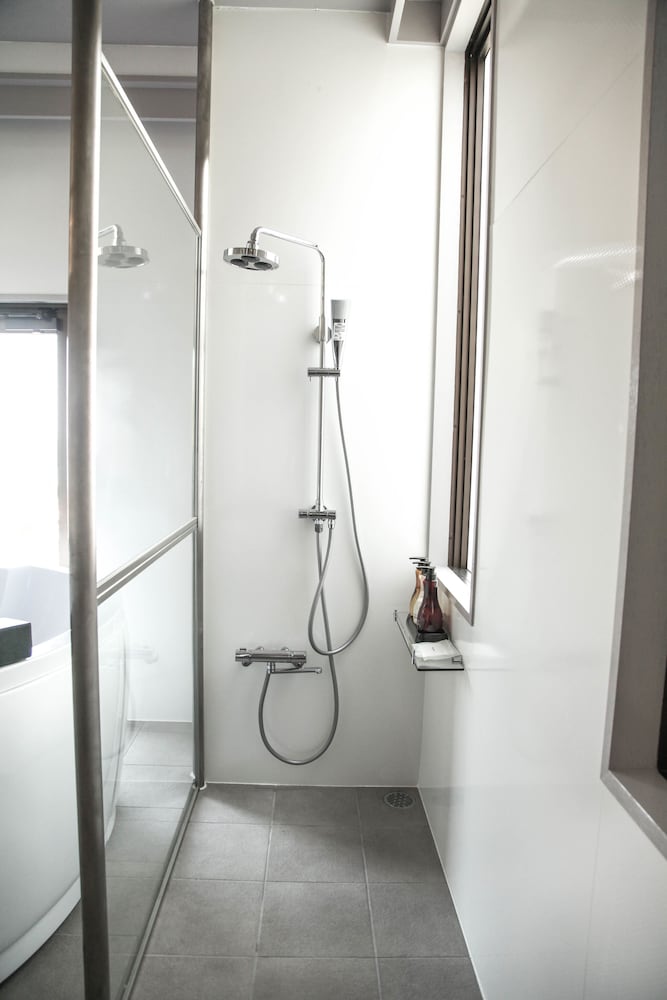 オーシャンビューコンドミニアム2階　ジャグジー付き R005 バスルームのシャワー0 | FIRST STREET 沖縄 読谷村オーシャンズ