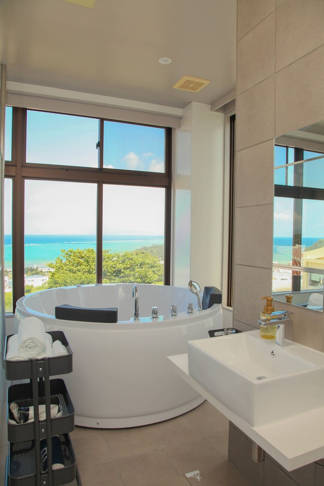 オーシャンビューコンドミニアム2階　ジャグジー付き R005 バスルーム0 | FIRST STREET 沖縄 読谷村オーシャンズ