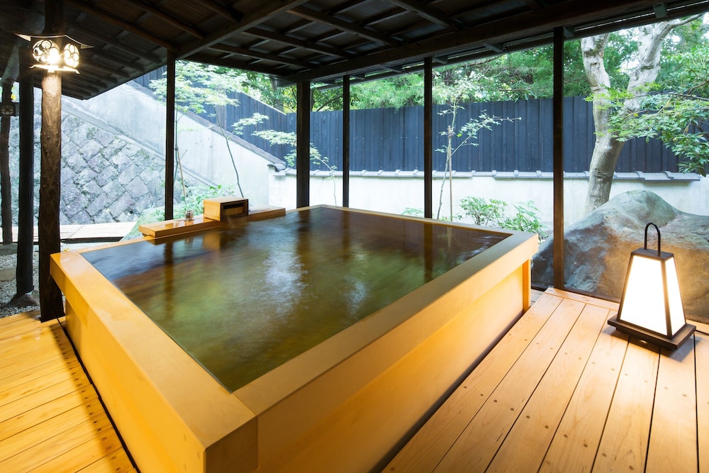 【1階2間-檜風呂-】温泉露天付ツインルーム バスルーム1 | 石のや 伊豆長岡 (TKP Hotels & Resorts)