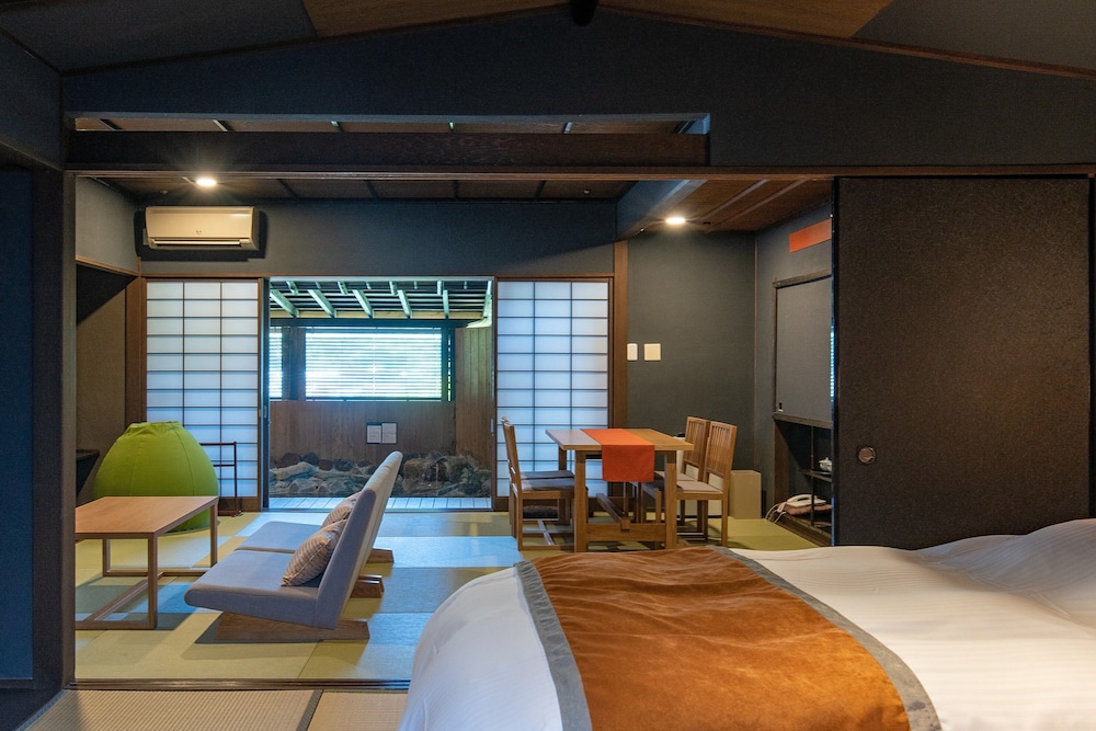 【1階2間-岩風呂-】温泉露天付ツインルーム 客室2 | 石のや 伊豆長岡 (TKP Hotels & Resorts)