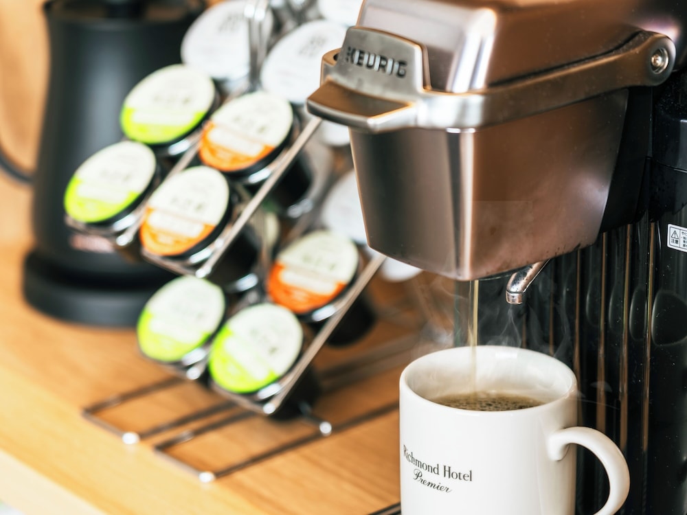 ザ・プレミアムブックルーム [禁煙] 大人の人数に応じてエキストラベッドをご用意いたします 客室内のダイニングエリア1 | リッチモンドホテルプレミア東京スコーレ