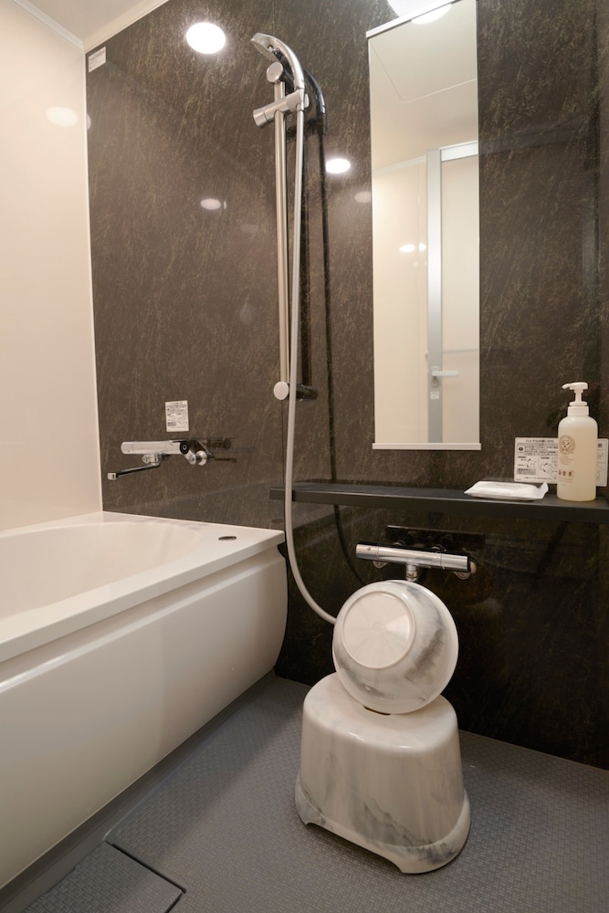 スーペリア トリプルルーム 禁煙 (エキストラベッド付, 3名利用) バスルーム1 | リッチモンドホテルプレミア浅草インターナショナル