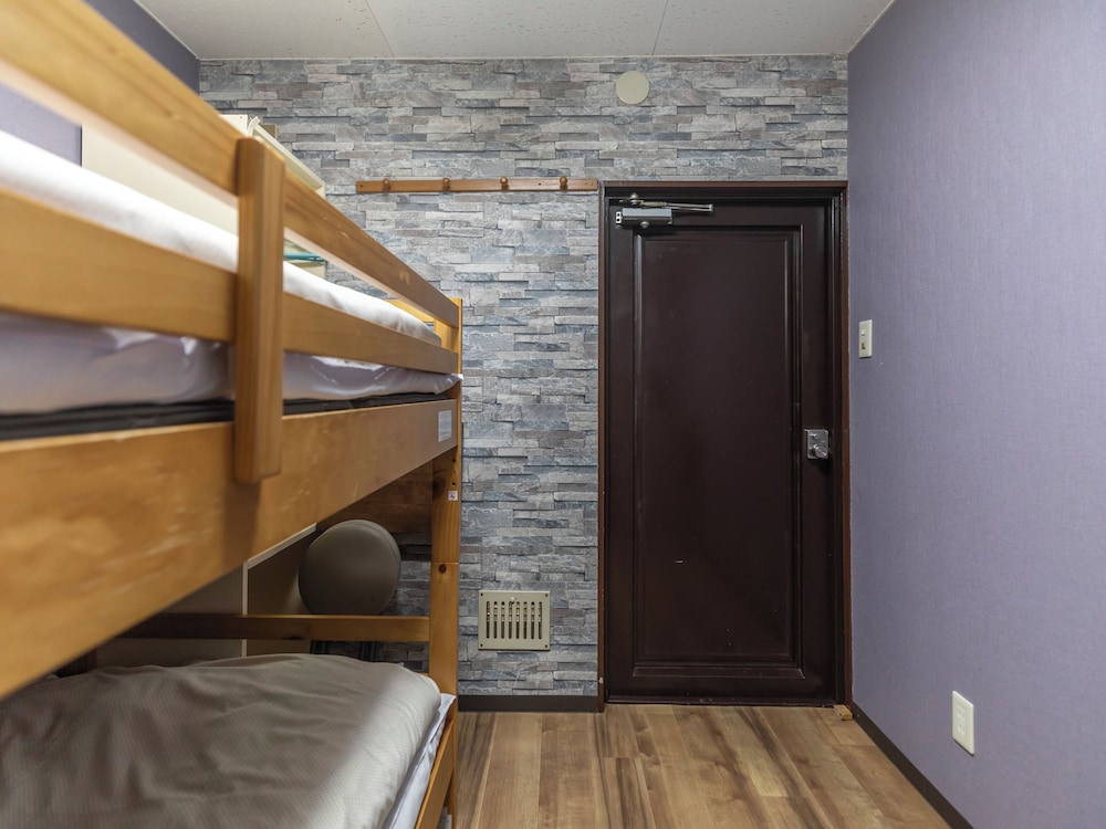 [禁煙] ツインルーム (バス・トイレ共用) 2段ベッド 客室2 | ビジネスホテル加賀