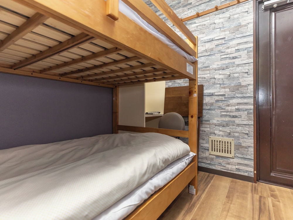 [禁煙] ツインルーム (バス・トイレ共用) 2段ベッド 客室1 | ビジネスホテル加賀