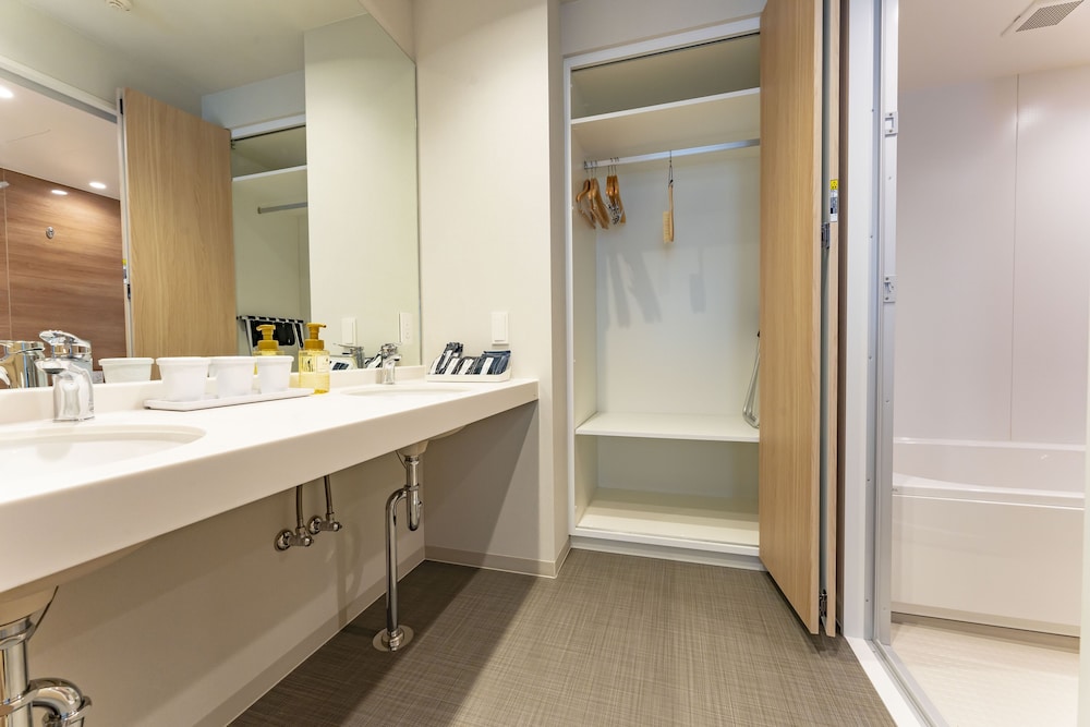 スーペリア トリプルルーム 禁煙 (2-3名利用) バスルーム0 | CVS・BAY HOTEL