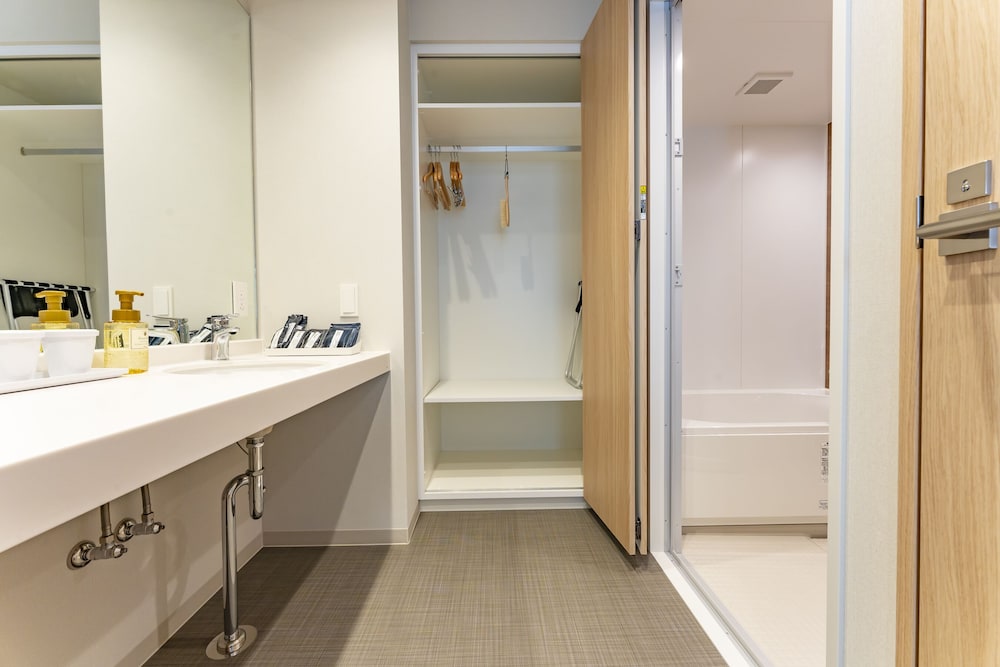 スーペリア トリプルルーム 禁煙 (2-3名利用) バスルーム1 | CVS・BAY HOTEL