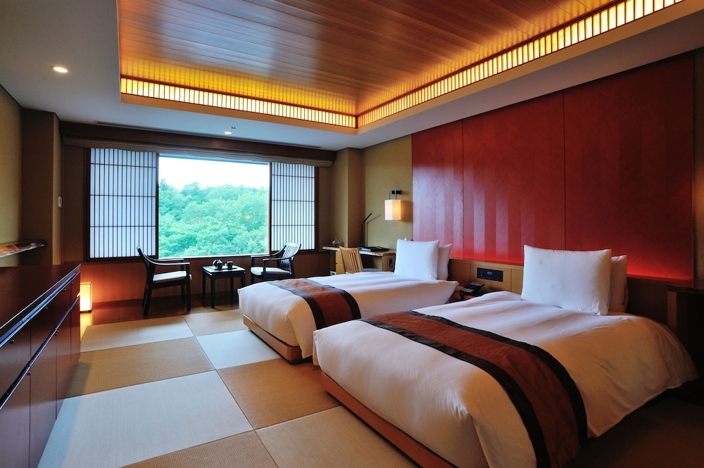 デラックス ツインルーム コートヤードビュー 客室1 | 竹泉荘 Chikusenso Onsen