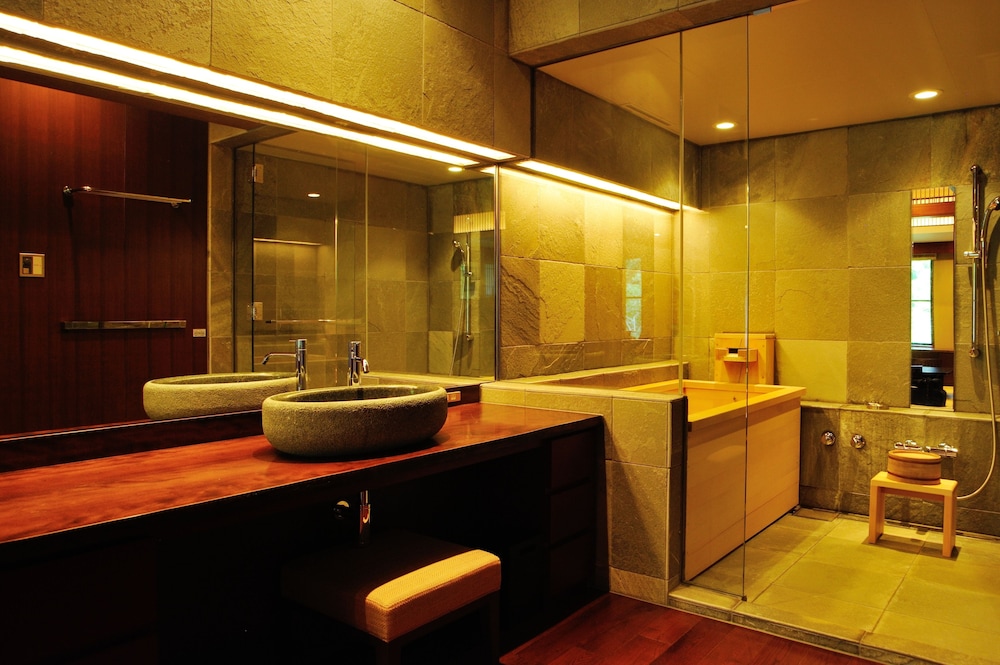 サイプレススイート マウンテンビュー バスルーム0 | 竹泉荘 Chikusenso Onsen