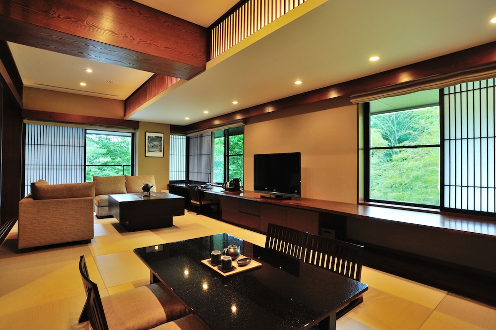 サイプレススイート マウンテンビュー リビング エリア0 | 竹泉荘 Chikusenso Onsen