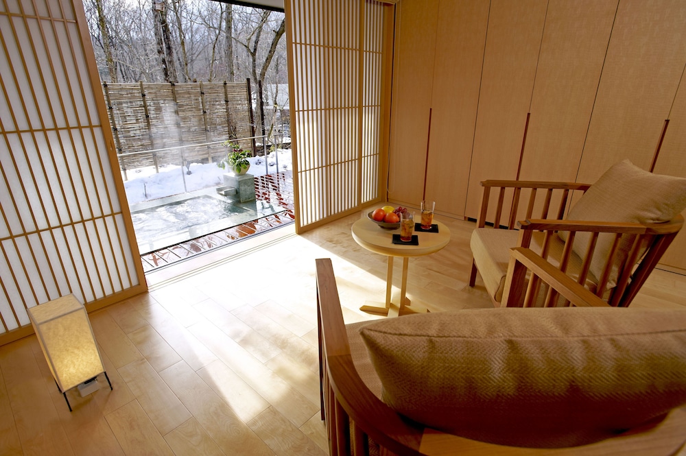 ガーデンスパスイート マウンテンビュー リビング エリア0 | 竹泉荘 Chikusenso Onsen