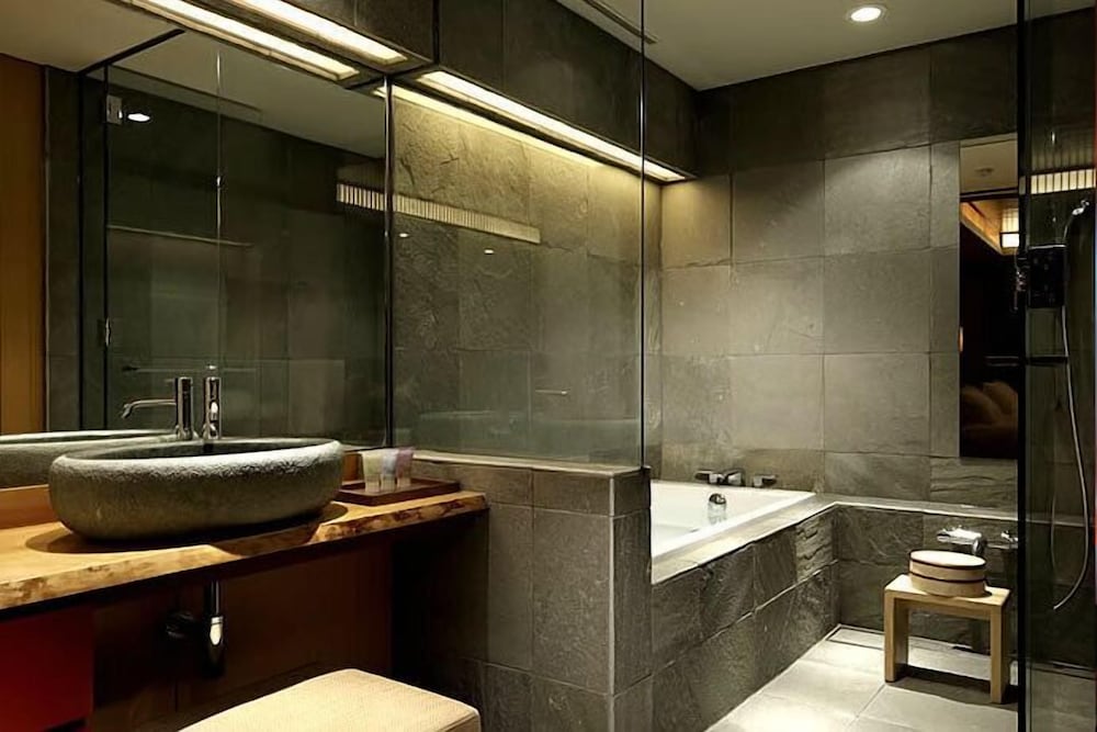 デラックス ツインルーム コートヤードビュー バスルーム0 | 竹泉荘 Chikusenso Onsen