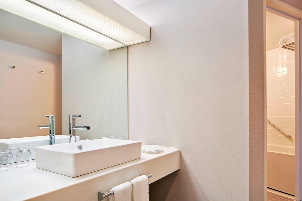 ラグジュアリー スイート 1 ベッドルーム (King, Two Story) 客室2 | ウェスティン ルスツ リゾート