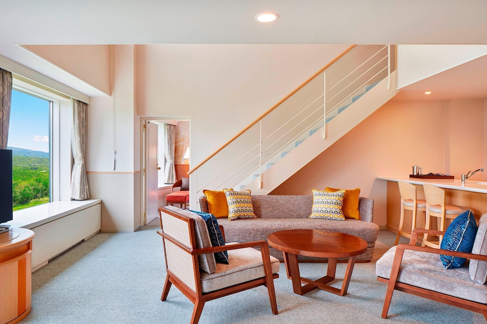 ラグジュアリー スイート 2 ベッドルーム (5 Singlebeds, Two Story) リビングルーム0 | ウェスティン ルスツ リゾート